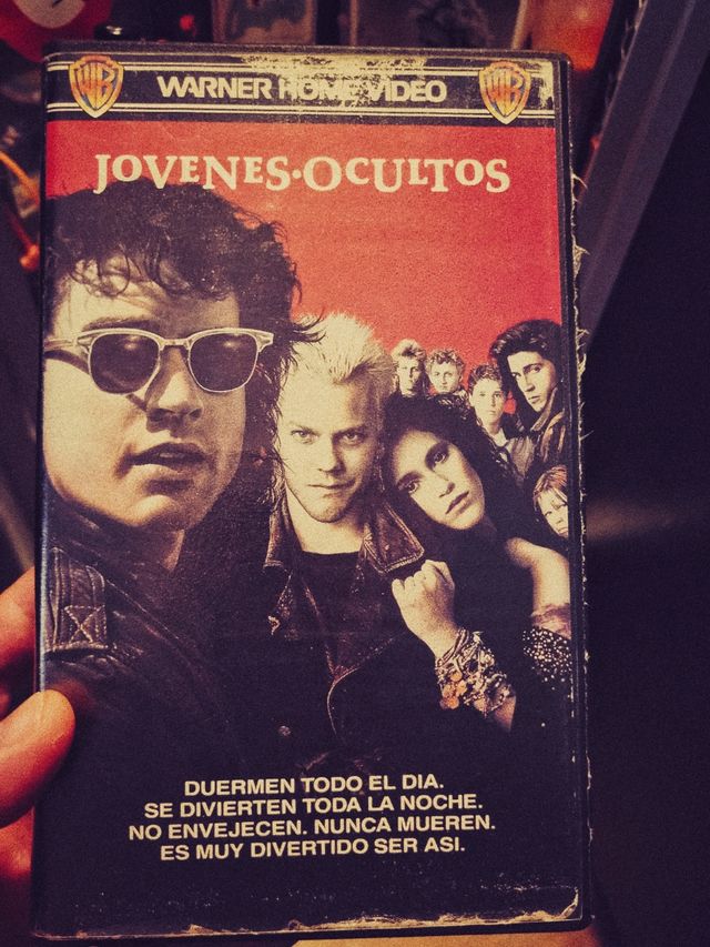 Jóvenes ocultos caratula original