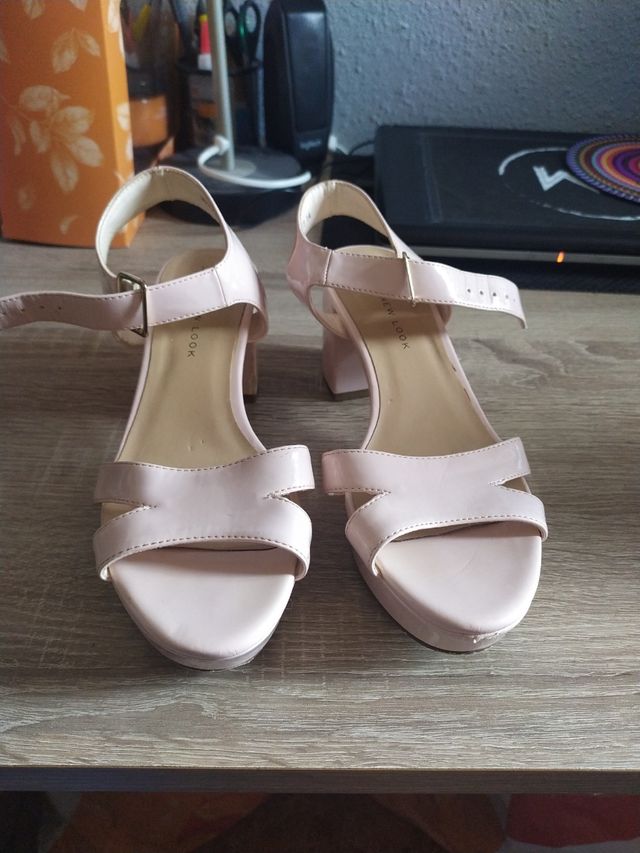 Sandalias con plataforma y tacón. 38