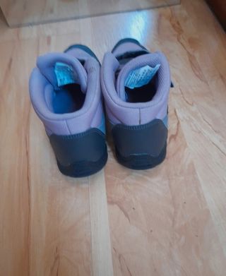 Bota de montaña infantil