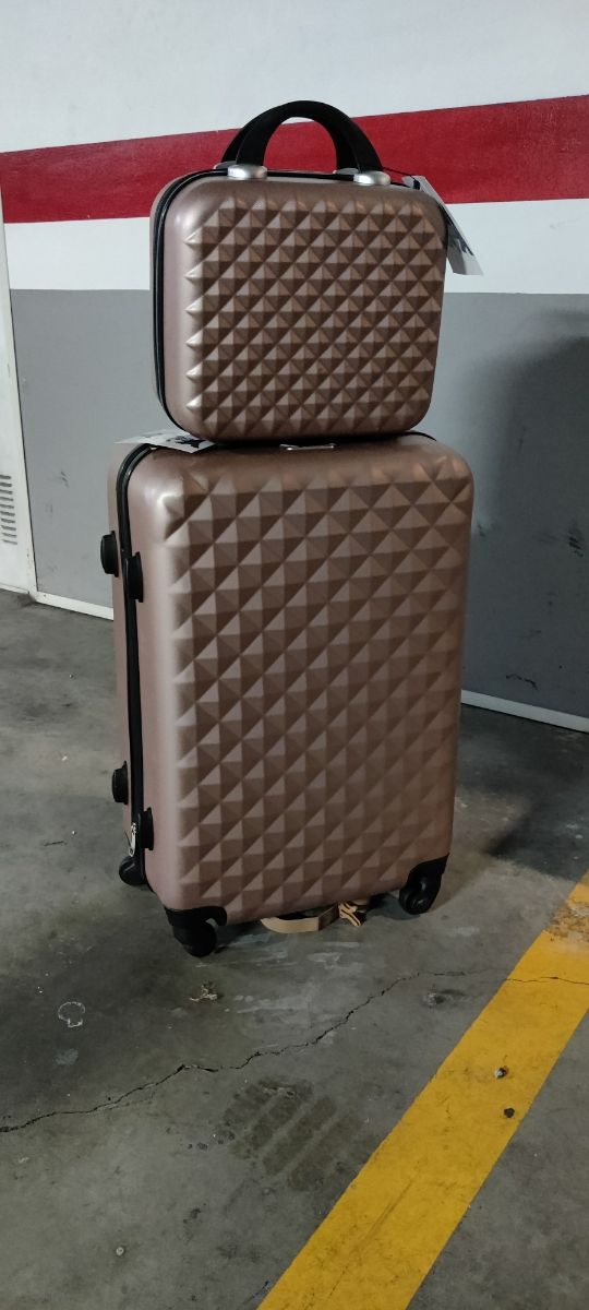 MALETA DE VIAJE CON NECESER Precio no negociable
