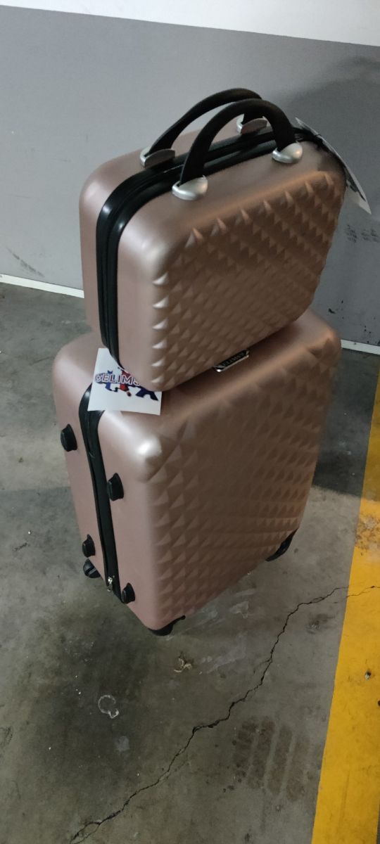 MALETA DE VIAJE CON NECESER Precio no negociable