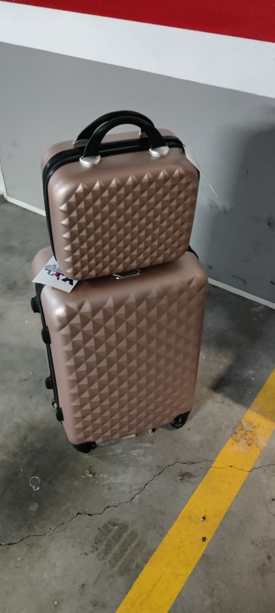 MALETA DE VIAJE CON NECESER Precio no negociable