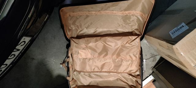 MALETA DE VIAJE CON NECESER Precio no negociable