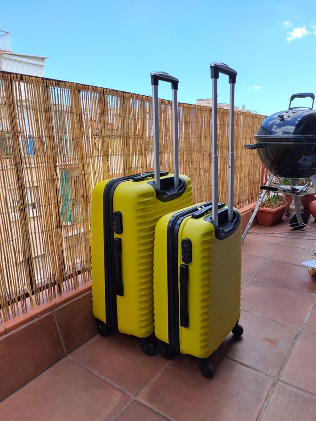 Dos maletas para viajes amarillos