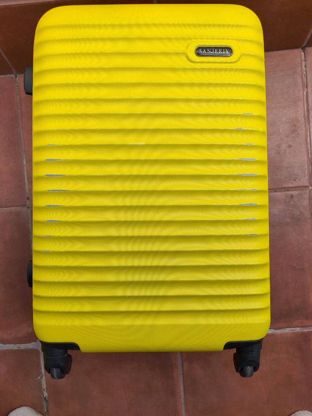 Dos maletas para viajes amarillos