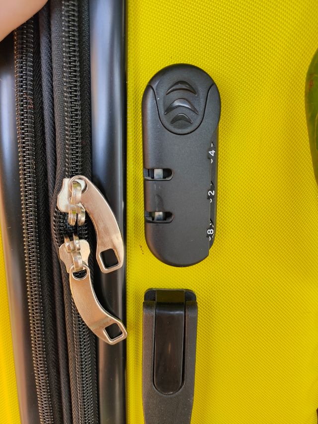 Dos maletas para viajes amarillos