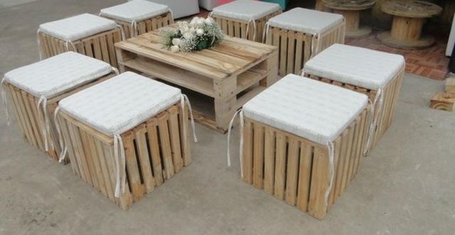 Conjunto de asientos  y mesas rustico