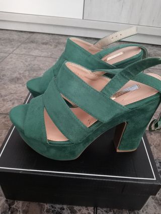 Conjunto vestido con zapatos de tacón 