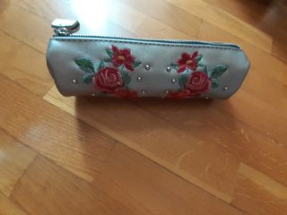 Estuche flores bordadas stradivarius