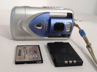 Second Hand FOTOCAMERA DIGITALE NIKON COOLPIX 2500 Vintage for