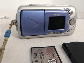 Second Hand FOTOCAMERA DIGITALE NIKON COOLPIX 2500 Vintage for