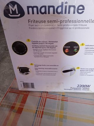 Freidora eléctrica mandine con su caja 