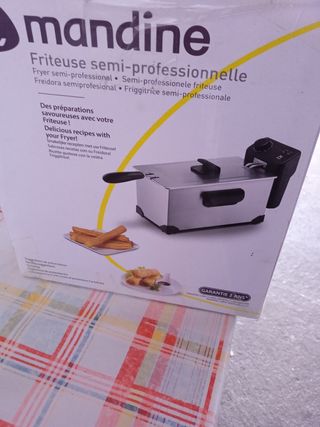Freidora eléctrica mandine con su caja 