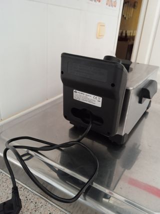Freidora eléctrica mandine con su caja 