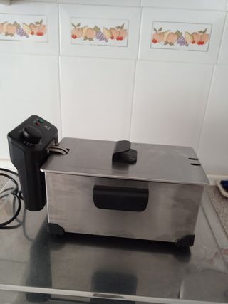 Freidora eléctrica mandine con su caja 