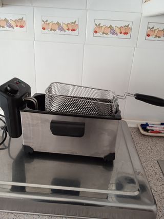 Freidora eléctrica mandine con su caja 
