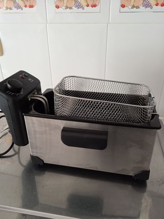 Freidora eléctrica mandine con su caja 