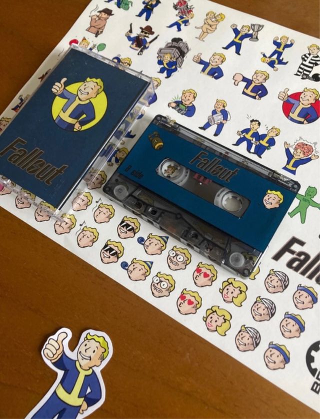 Maglietta fallout + cassette + adesivi