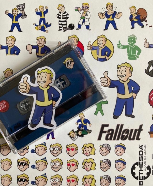 Maglietta fallout + cassette + adesivi