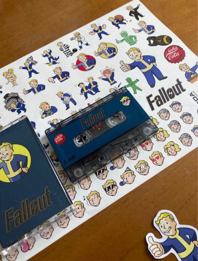 Maglietta fallout + cassette + adesivi