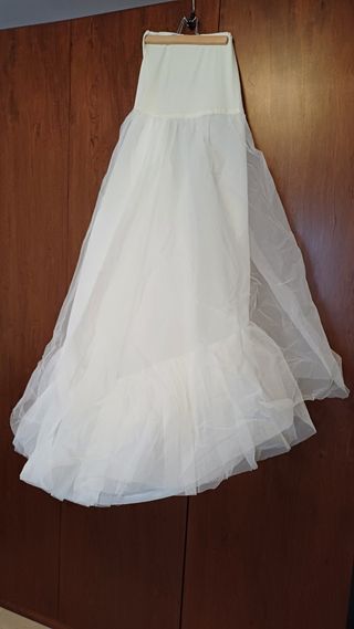 Vestido de novia, velo y cancán