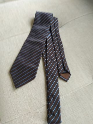 Corbata de seda marrón chocolate y raya azul.