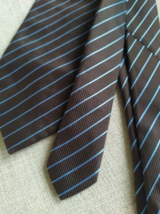 Corbata de seda marrón chocolate y raya azul.