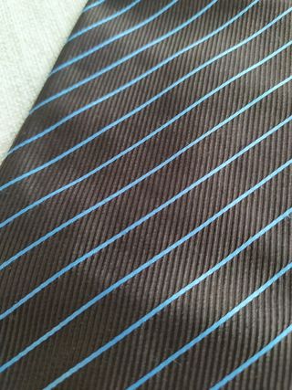 Corbata de seda marrón chocolate y raya azul.