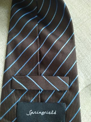 Corbata de seda marrón chocolate y raya azul.