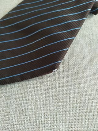 Corbata de seda marrón chocolate y raya azul.