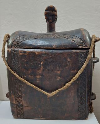 Antigua mochila caja LUBA del Congo RDC