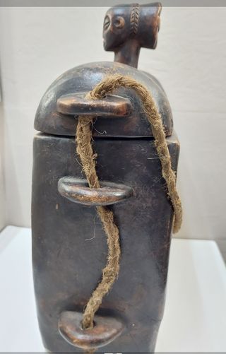 Antigua mochila caja LUBA del Congo RDC