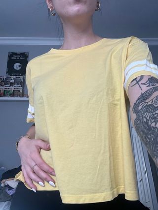 CAMISETA CORTA AMARILLA