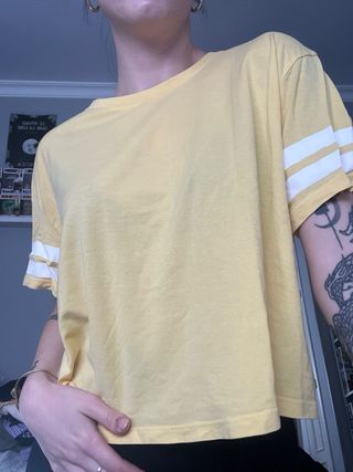 CAMISETA CORTA AMARILLA