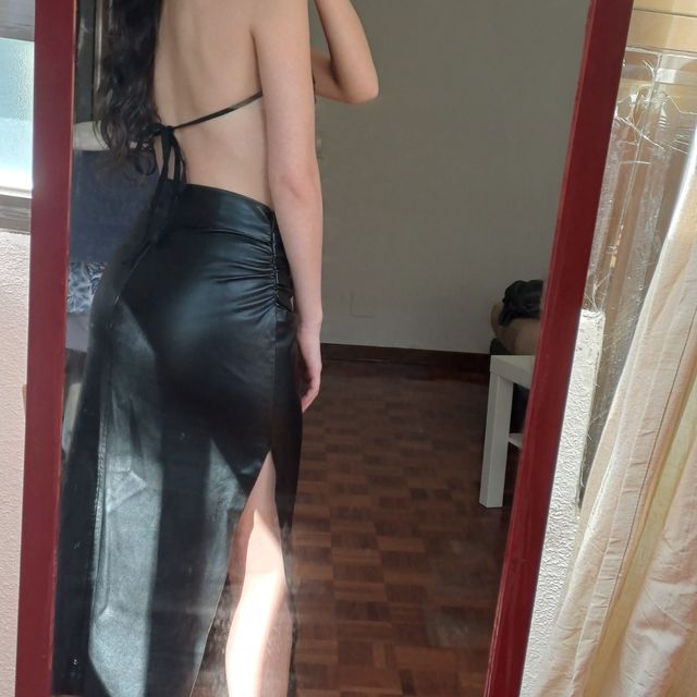 Falda larga efecto piel de Zara