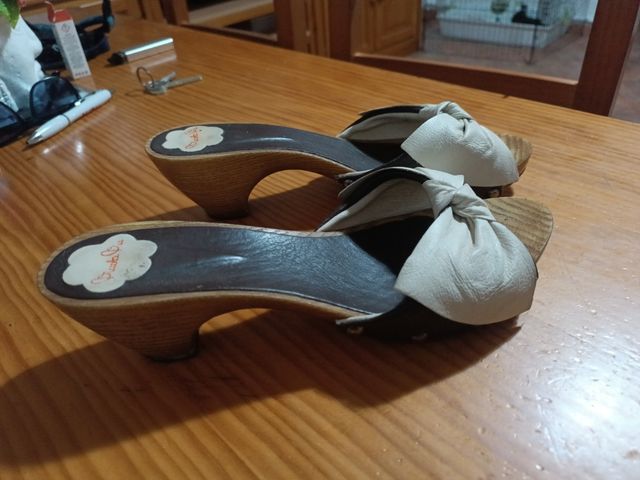 Zuecos madera marrón y beige