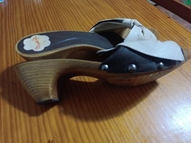 Zuecos madera marrón y beige