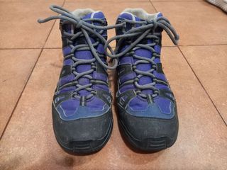 Botas montaña niño/a. Talla 35