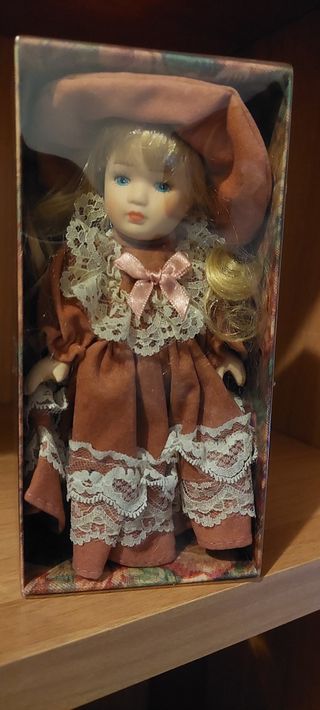 Bambolina in ceramica 