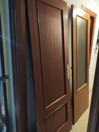 Puerta de madera maciza