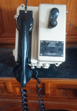 Teléfono de barco antiguo