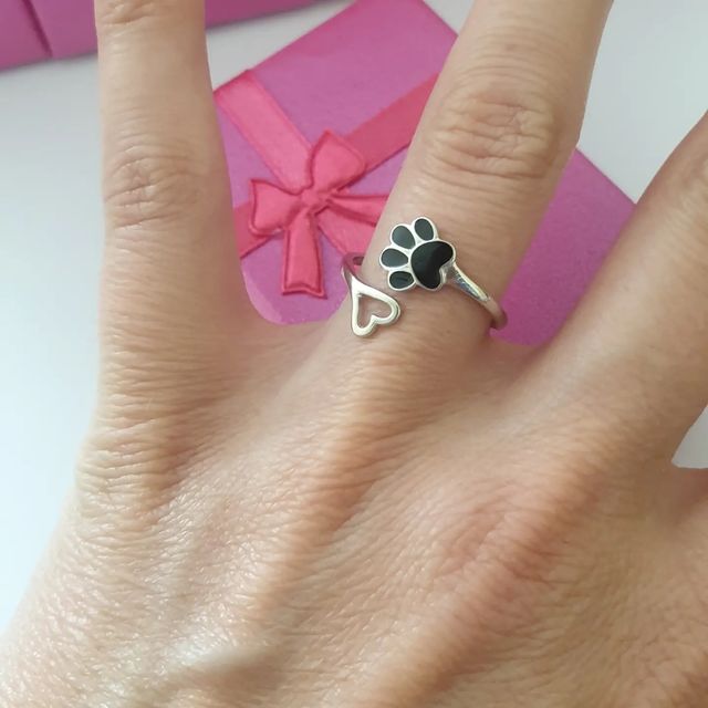 Anillo de plata de huella de perro .