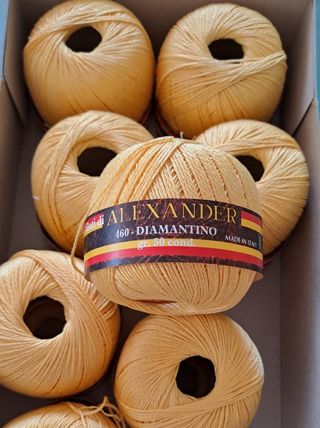 Gomitoli di puro cotone giallo. Alexander
