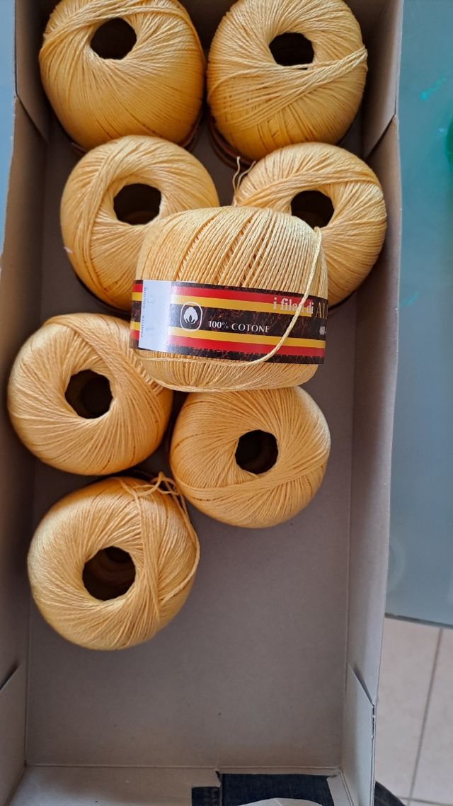 Gomitoli di puro cotone giallo. Alexander