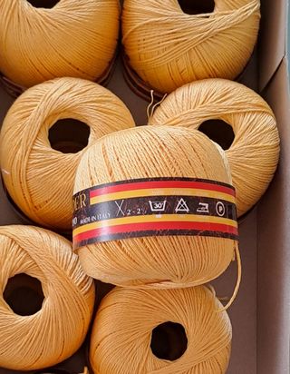 Gomitoli di puro cotone giallo. Alexander