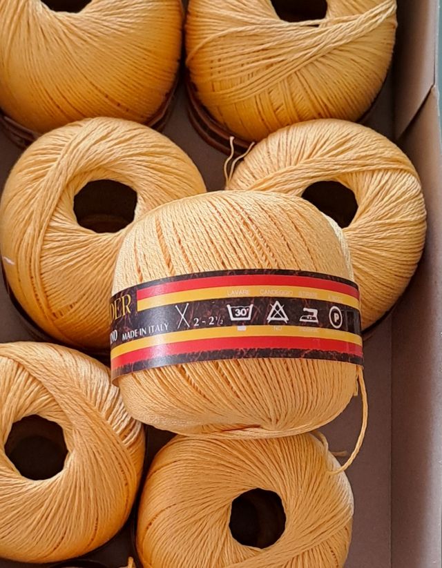 Gomitoli di puro cotone giallo. Alexander