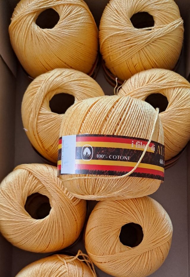 Gomitoli di puro cotone giallo. Alexander