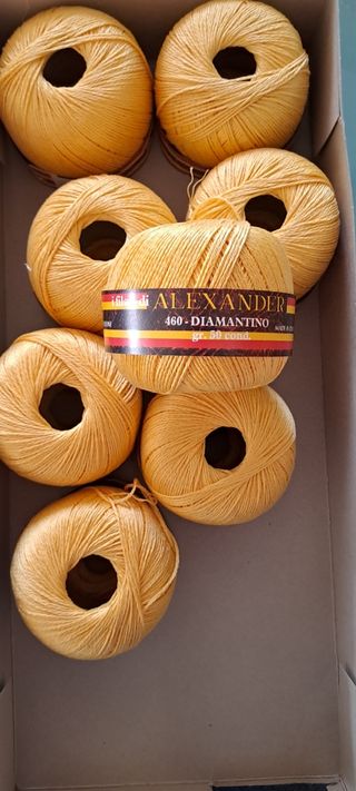 Gomitoli di puro cotone giallo. Alexander