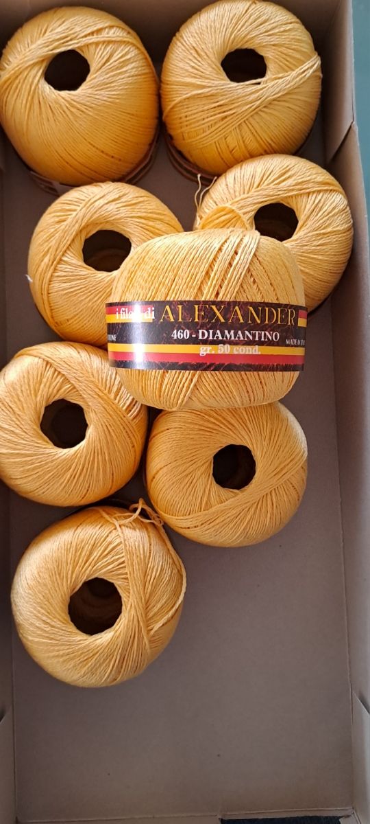 Gomitoli di puro cotone giallo. Alexander