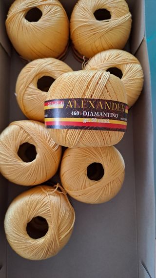 Gomitoli di puro cotone giallo. Alexander